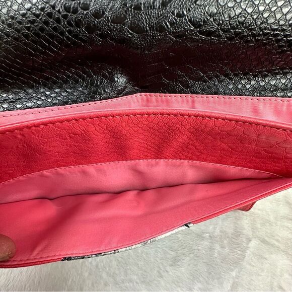 Pink and black faux snakeskin clutch - Picture 5 of 8